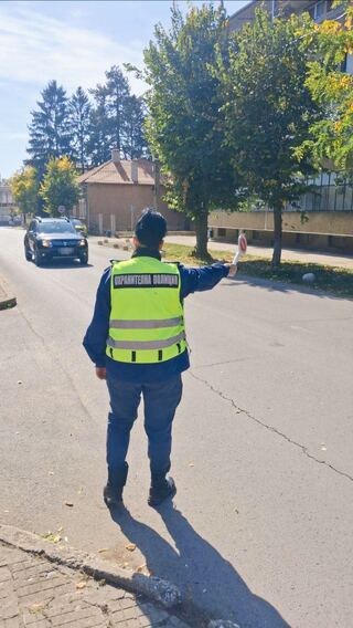 Полицаи от РУ-Кубрат и доброволци от БЧК с послания на „есенния лист“ към водачите на превозни средства