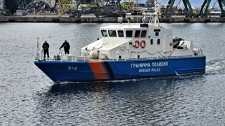 Екипажи на „Гранична полиция“ провеждат сложни спасителни операции  при силно морско вълнение