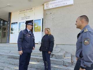Мобилни полицейски екипи посетиха селата Беджене и Преселка