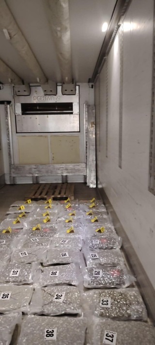 Гранични полицаи задържаха камион с близо 55 кг канабис, влязъл през граничния преход Видин/Калафат