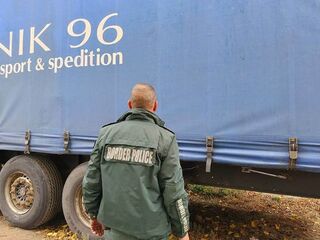 Гранични полицаи задържаха водач на камион с 12 незаконни мигранти