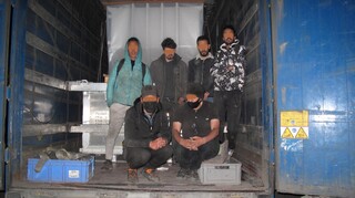 Гранични полицаи задържаха шестима незаконни имигранти, укрити в камион