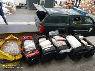 Гранични полицаи от РДГП – Смолян откриха над 95 кг марихуана, задържани са двама чужди граждани