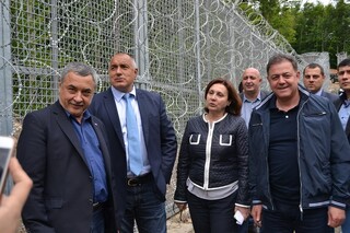 Министър – председателят Бойко Борисов, вицепремиерът Румяна Бъчварова, министър Николай Ненчев и народният представител Валери Симеонов инспектираха изграждането на възпрепятстващото съоръжение на българо- турската граница