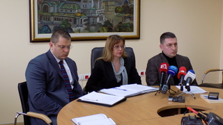 На четирима задържани след кражба от офис на спедиторска фирма са повдигнати обвения  
