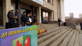 Малчугани отправиха послания към водачите, написани на есенни листа