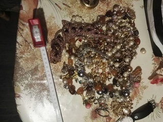 Установени са двама извършители на кражба на бижута в гр. Златица  