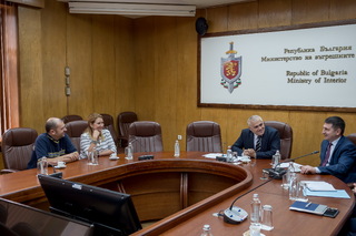 Министър Валентин Радев проведе работна среща с представители на Фондация „Четири лапи“ за България