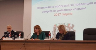 Експерти от изпълнителната и съдебната власт, и НПО обсъдиха Националната програма за превенция и защита от домашно насилие
