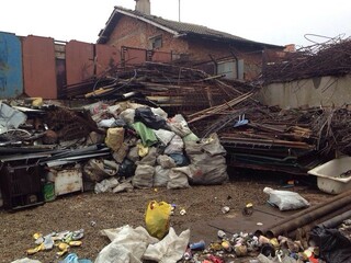 Над 14 тона метални отпадъци са иззети от незаконна площадка в Самоков 