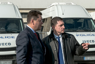 Министър Пламен Узунов връчи ключовете за 22 подсилени микробуса и 3 автобуса, предназначени за нуждите на ГДНП
