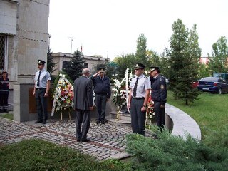 Днес - 14 септември с церемония пред Паметника на Незнайния воин и Паметника на загиналите пожарникари, служителите от ГДПБС – МВР и столичните огнеборци отбелязаха професионалния си празник 