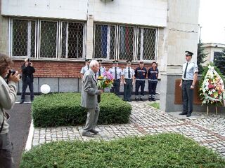 Днес - 14 септември с церемония пред Паметника на Незнайния воин и Паметника на загиналите пожарникари, служителите от ГДПБС – МВР и столичните огнеборци отбелязаха професионалния си празник 