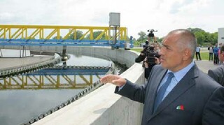 Министър-председателят Бойко Борисов при посещението си в Троян награди младите огнеборци от ОУ „Иван Хаджийски” – републикански шампиони за 2011 година