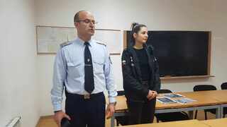 Полицаи от Хасково разказват на ученици за вредата от дрогата и демонстрираха кръвен тест за алкохол и изследване на дрога във вещество