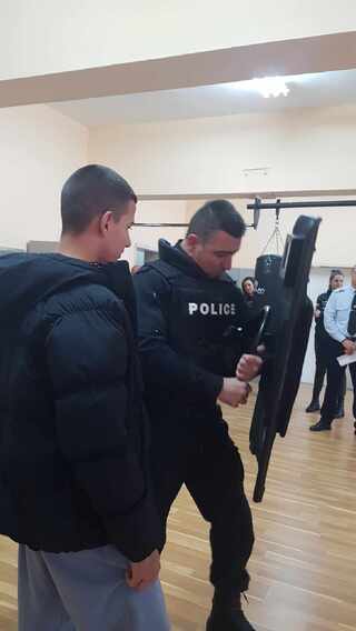 Полицаи от Хасково разказват на ученици за вредата от дрогата и демонстрираха кръвен тест за алкохол и изследване на дрога във вещество