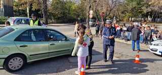 Деца и полицаи в акция „Послания на есенния лист“ в Хасково