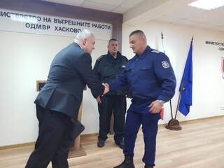 Министър Демерджиев връчи оръжие на полицаи от ОДМВР Хасково