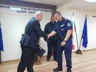 Министър Демерджиев връчи оръжие на полицаи от ОДМВР Хасково