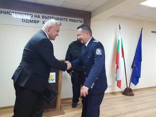 Министър Демерджиев връчи оръжие на полицаи от ОДМВР Хасково