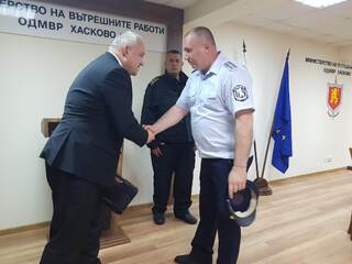 Министър Демерджиев връчи оръжие на полицаи от ОДМВР Хасково