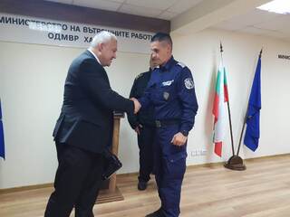 Министър Демерджиев връчи оръжие на полицаи от ОДМВР Хасково