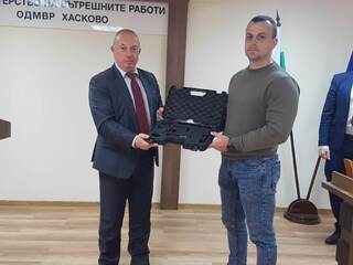 Полицаи от Хасково и Свиленград получиха нови пистолети „Валтер“ и „Тейзър“
