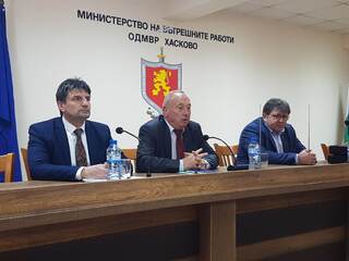 Полицаи от Хасково и Свиленград получиха нови пистолети „Валтер“ и „Тейзър“