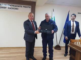 Полицаи от Хасково и Свиленград получиха нови пистолети „Валтер“ и „Тейзър“