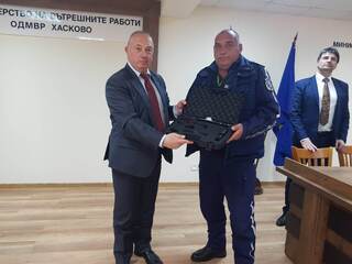 Полицаи от Хасково и Свиленград получиха нови пистолети „Валтер“ и „Тейзър“