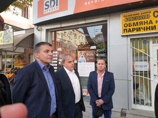 Полицаи разследват обир на обменно бюро в Хасково