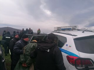 Задържан е издирваният въоръжен мъж от с. Сърница