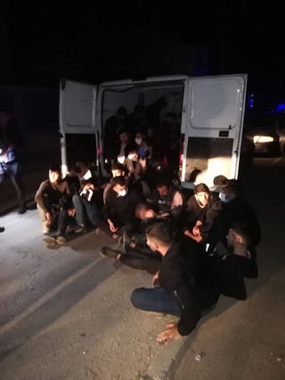 Криминалисти задържаха двама мъже за подпомагане на 29 чужди граждани да преминат незаконно през страната