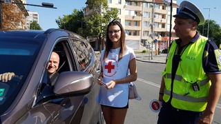 Пътни полицаи и доброволци от БЧК раздадоха брошури за пътна безопасност в Хасково