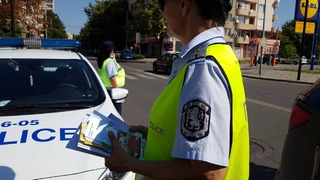 Пътни полицаи и доброволци от БЧК раздадоха брошури за пътна безопасност в Хасково