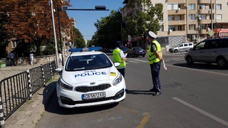 Пътни полицаи и доброволци от БЧК раздадоха брошури за пътна безопасност в Хасково