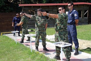 Полицаи, журналисти и военни с точен мерник за празника на МВР