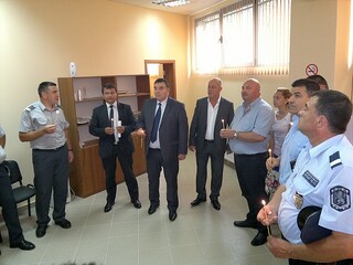 Директорът на ГД»Криминална полиция и кмета на община Минерални бани прерязаха лентата на подновения полицейски участък