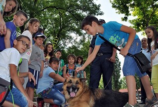 Стотина деца в Младежки център в Хасково се запознаха с професията на полицая
