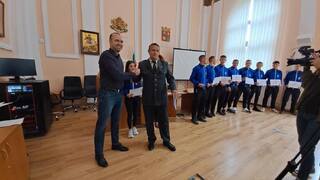 Кметът на Община – Кюстендил, инж. Огнян Атанасов прие трикратния победител в Националното състезание на Младежките доброволни формирования - Отборът на Кюстендил, поздрави ги, връчи им грамоти