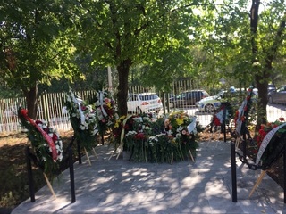 Колеги, роднини, ръководители от МВР днес пред паметната плоча в двора на РУ Бобов дол почетоха паметта на загиналите преди 25 г. шестима полицаи и пожарникари