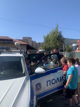 Полицаи гостуваха на децата от Центъра за работа с деца на улицата „Св.Стилиян“ в Кюстендил