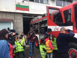 Съвместна операция по пътна безопасност на ученици от 2 училища в Бобов дол  и полицаи в Деня на училищното самоуправление
