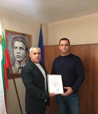 Благодарствен плакет връчи директорът на ОДМВР ст. комисар Св. Григоров на началника на Полицейския участък в кв. "Изток" Даниел Йорданов