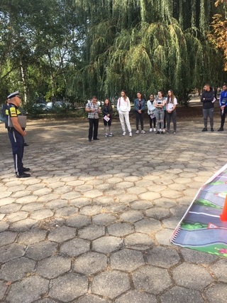 Пътни полицаи, инспектор от Детската педагогическа стая, представители на Общинския съвет по наркотични вещества и доброволци   гостуваха в Професионалната гимназия по икономика и мениджмънт в Кюстендил