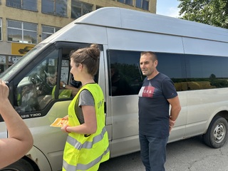 Деца раздаваха флаери и призоваваха водачите за повишено внимание на пътя по повод  29 юни – Ден на безопасността на движението по пътищата