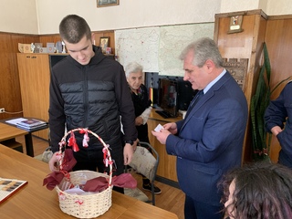 Доброволци на БЧК закичиха служителите на ОД МВР-Ловеч с мартенички