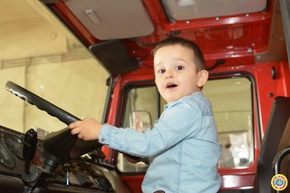 Дядо Коледа зарадва децата на ловешките пожарникари