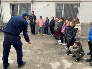 Деца от две ловешки училища се запознаха с професията на полицаите