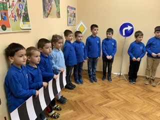 С открит урок по пътна безопасност деца от Ловеч почетоха жертвите на пътнотранспортни произшествия